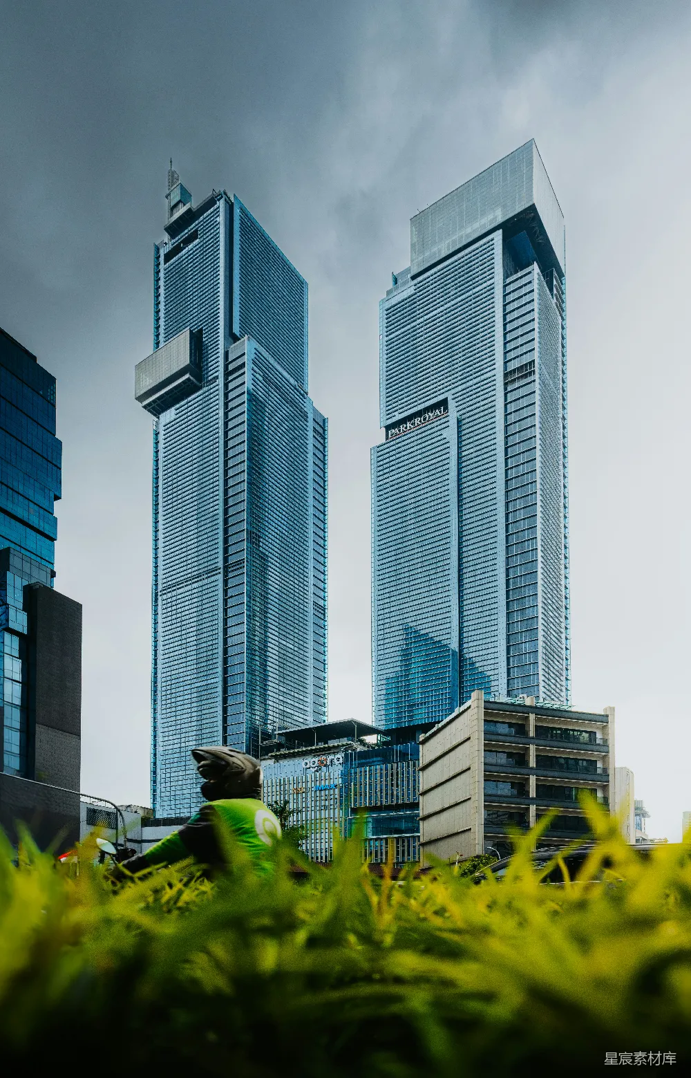 高清摄影 城市风光 现代建筑 自然与城市 都市生活 绿色出行 城市中的绿意与现代建筑
