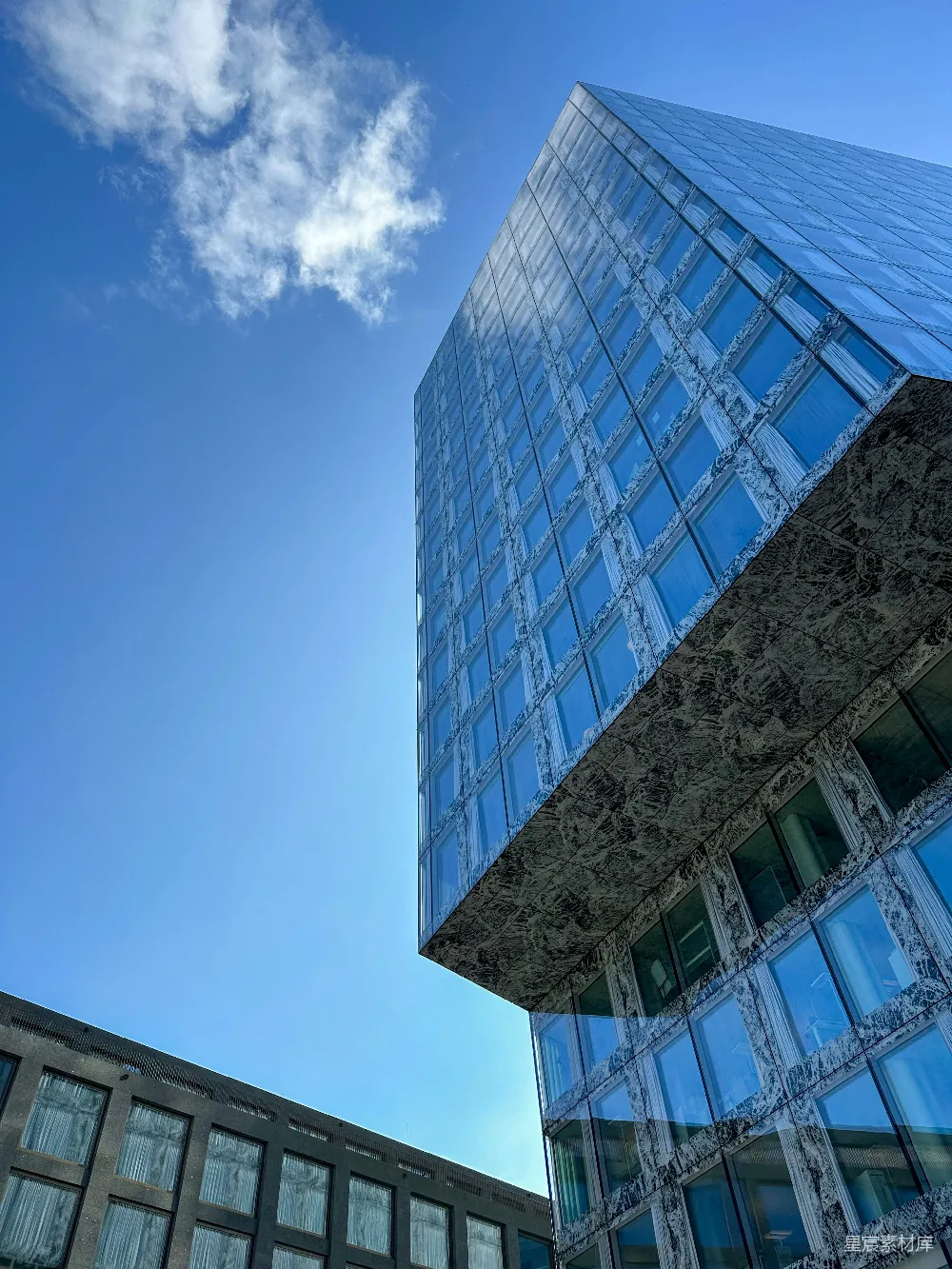 高清摄影 现代建筑 城市景观 蓝天白云 几何构图 都市生活 现代建筑与蓝天的交响