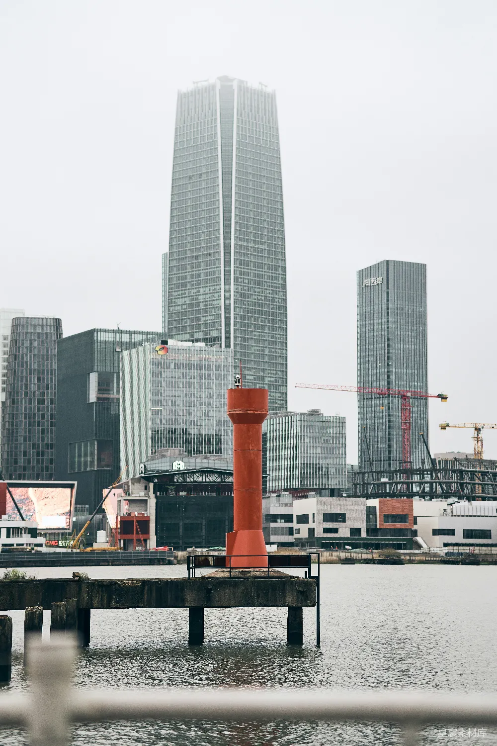 高清摄影 城市 建筑 灯塔 现代 风景 现代都市中的红色灯塔