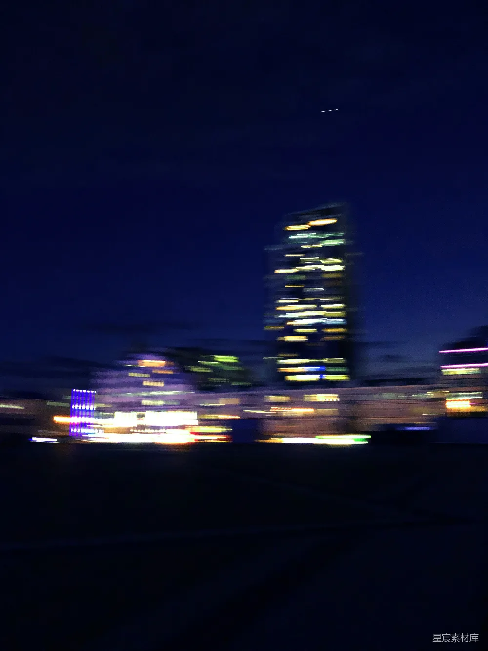 高清摄影 夜景 高楼 模糊效果 城市风光 夜间拍摄 夜景中的高楼模糊效果