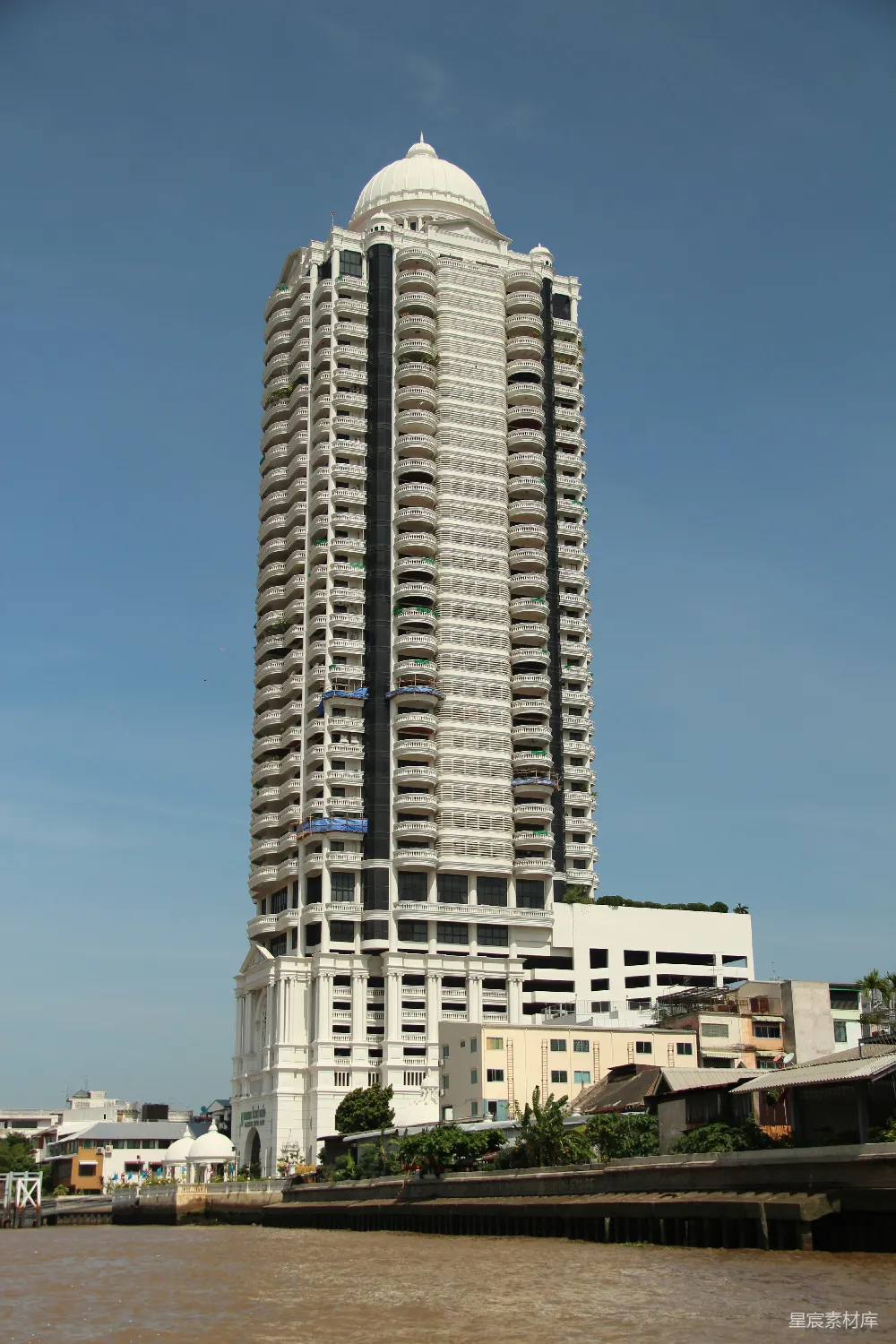 高清摄影 曼谷 摩天大楼 建筑 城市景观 河岸 曼谷河边的白色摩天大楼