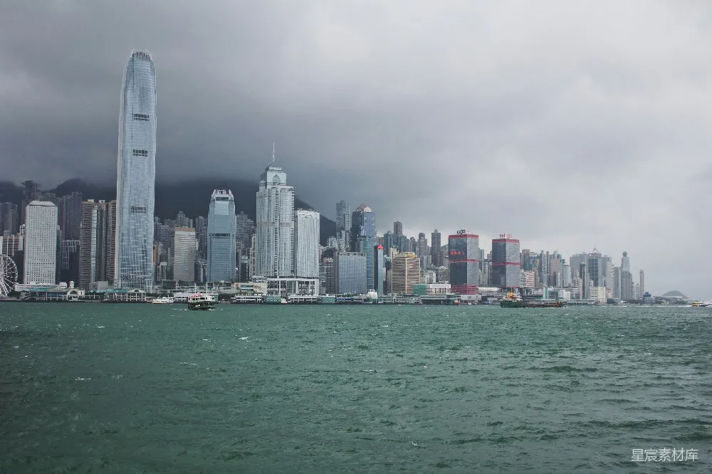 高清摄影 城市风光 都市景观 现代建筑 阴天 水上视角 雨中香港天际线