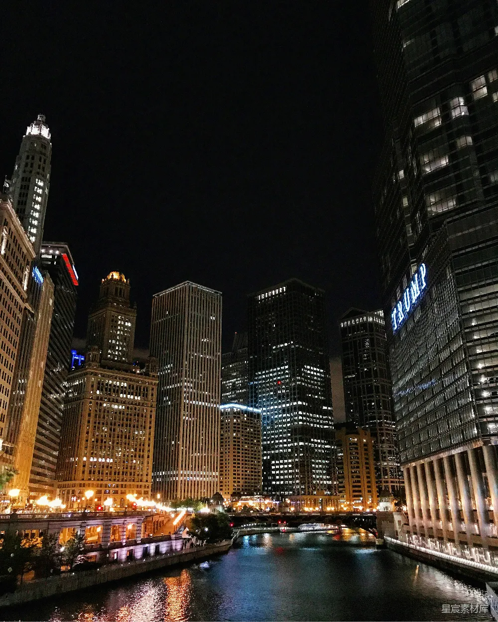 高清摄影 芝加哥 夜景 摩天大楼 城市风光 河流 芝加哥夜晚的天际线