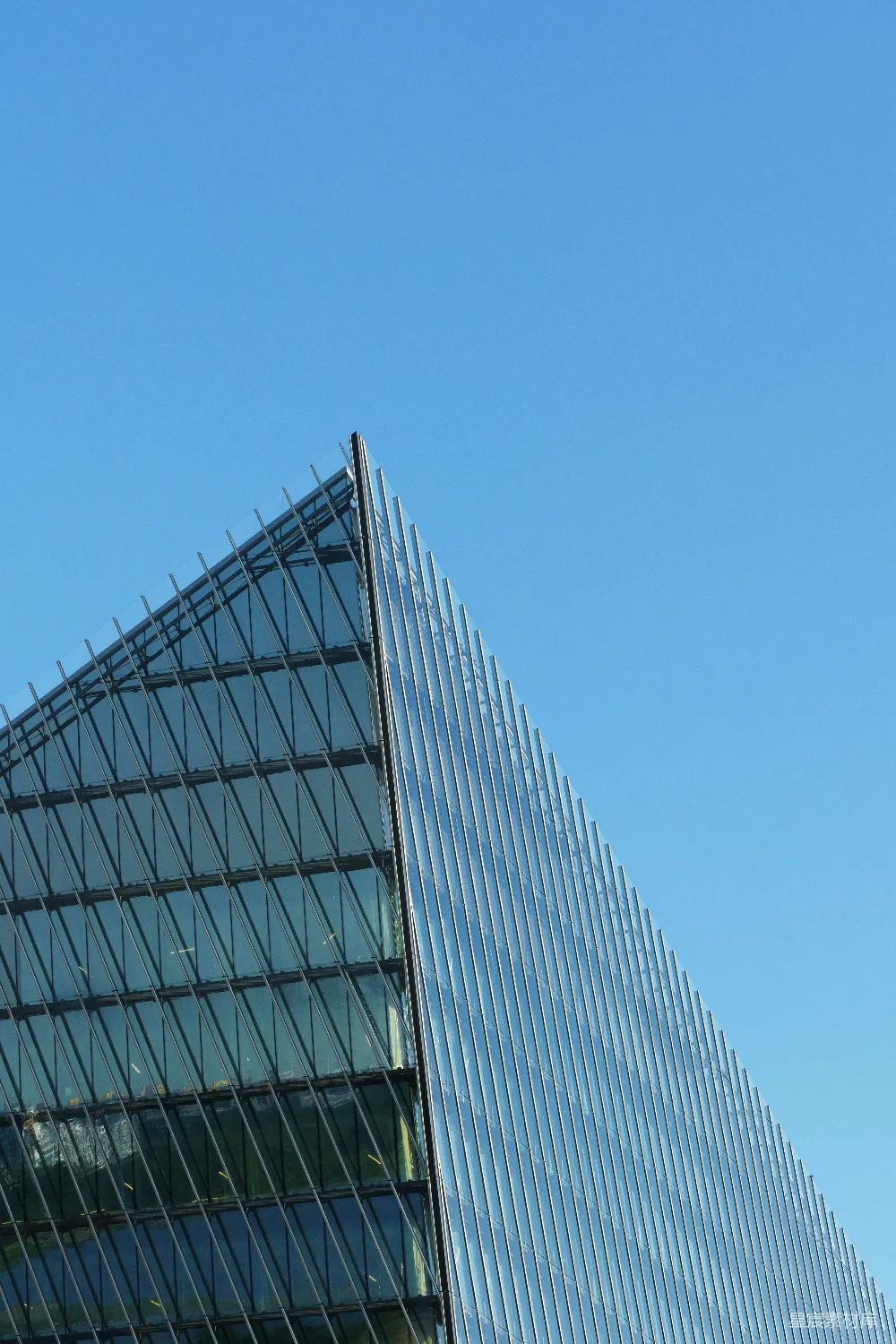高清摄影 现代建筑 玻璃幕墙 建筑美学 蓝天背景 都市景观 现代玻璃建筑与蓝天
