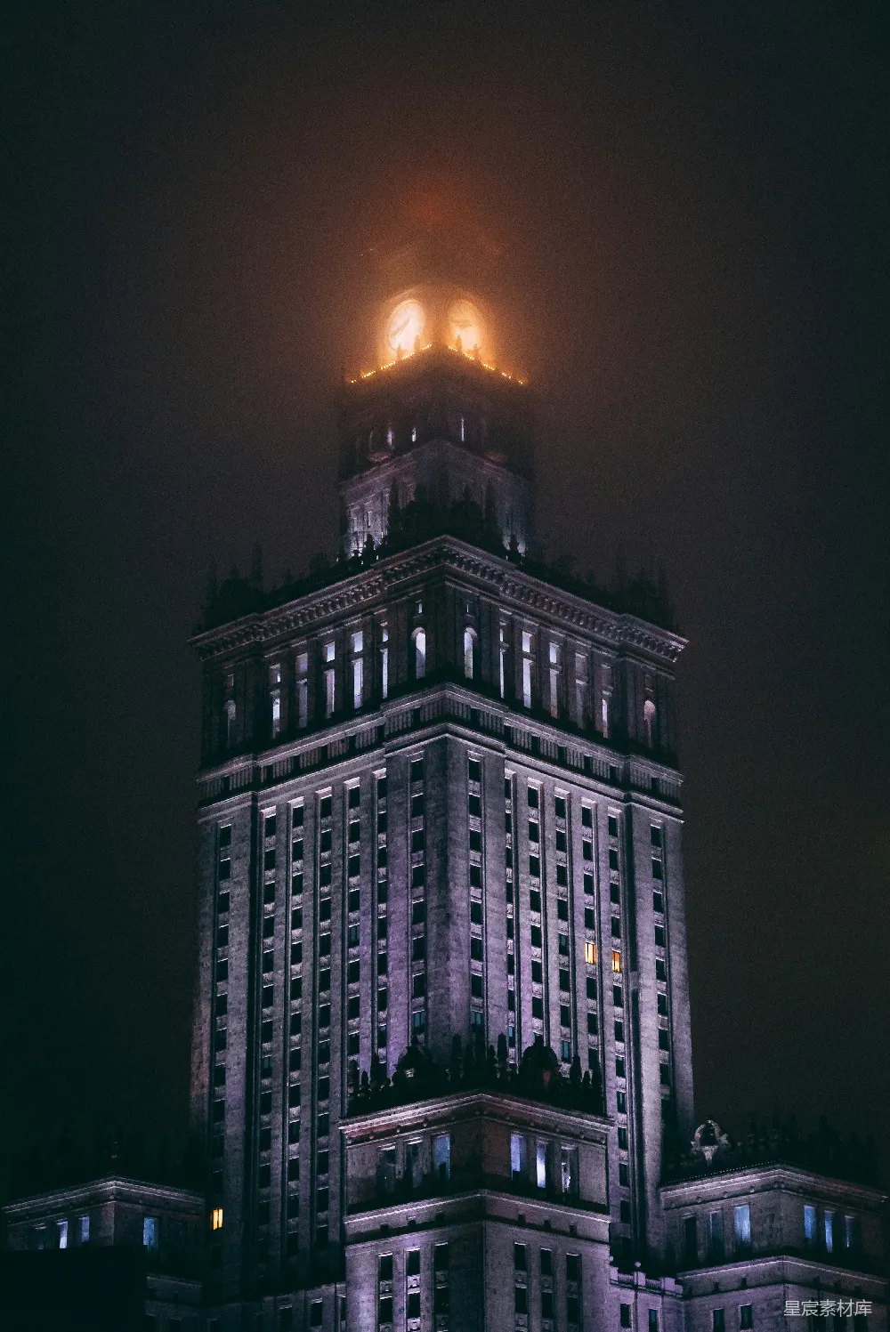 高清摄影 夜景 建筑 城市 灯光 雾气 夜幕下的摩天大楼