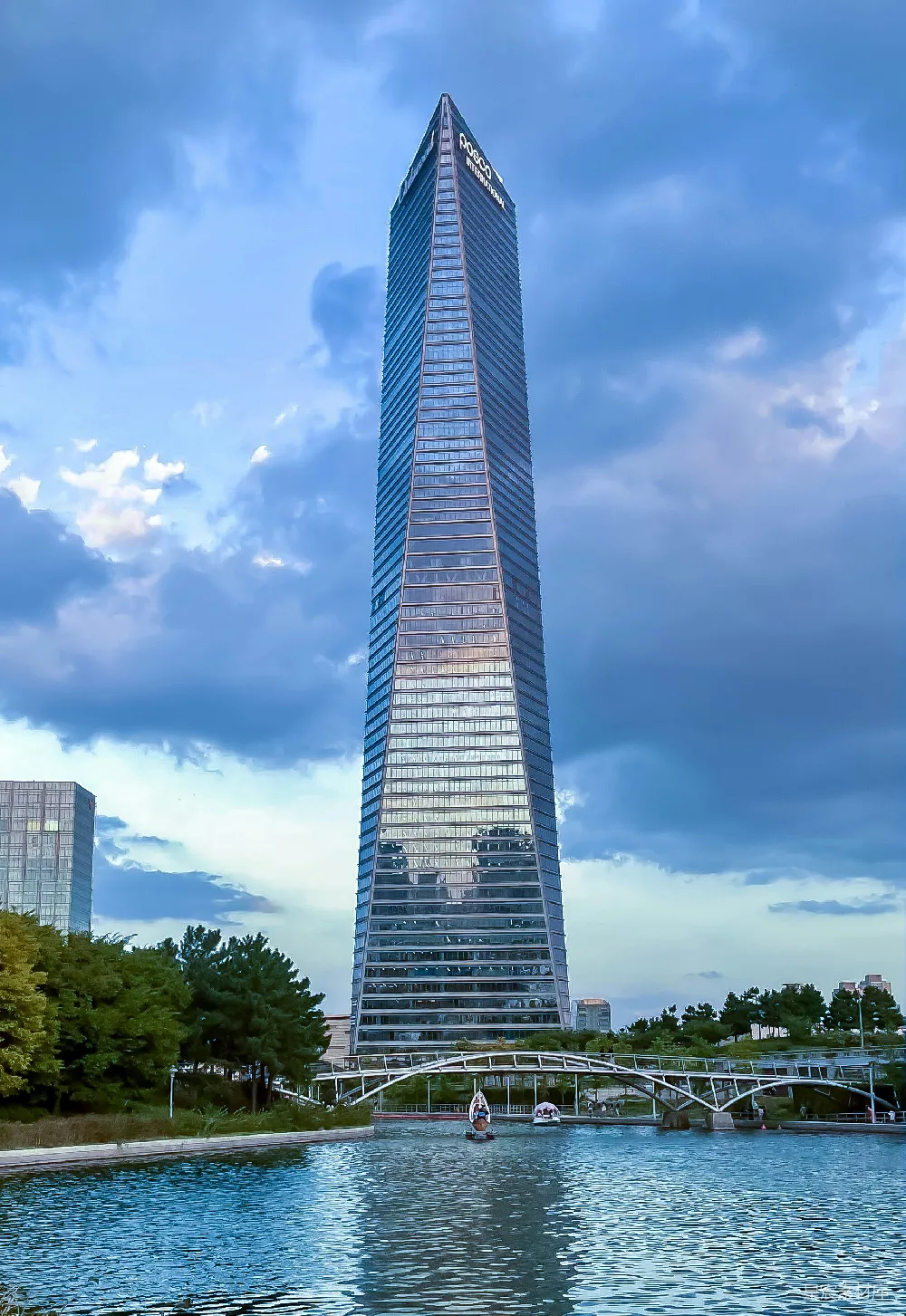 高清摄影 摩天大楼 现代建筑 城市景观 商务中心 都市风光 现代都市中的摩天大楼