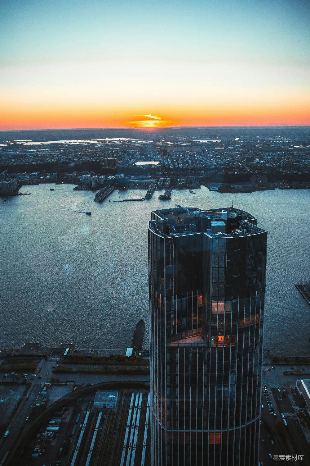 高清摄影 城市 摩天大楼 日落 都市风景 现代建筑 城市日落：摩天大楼与宁静港湾