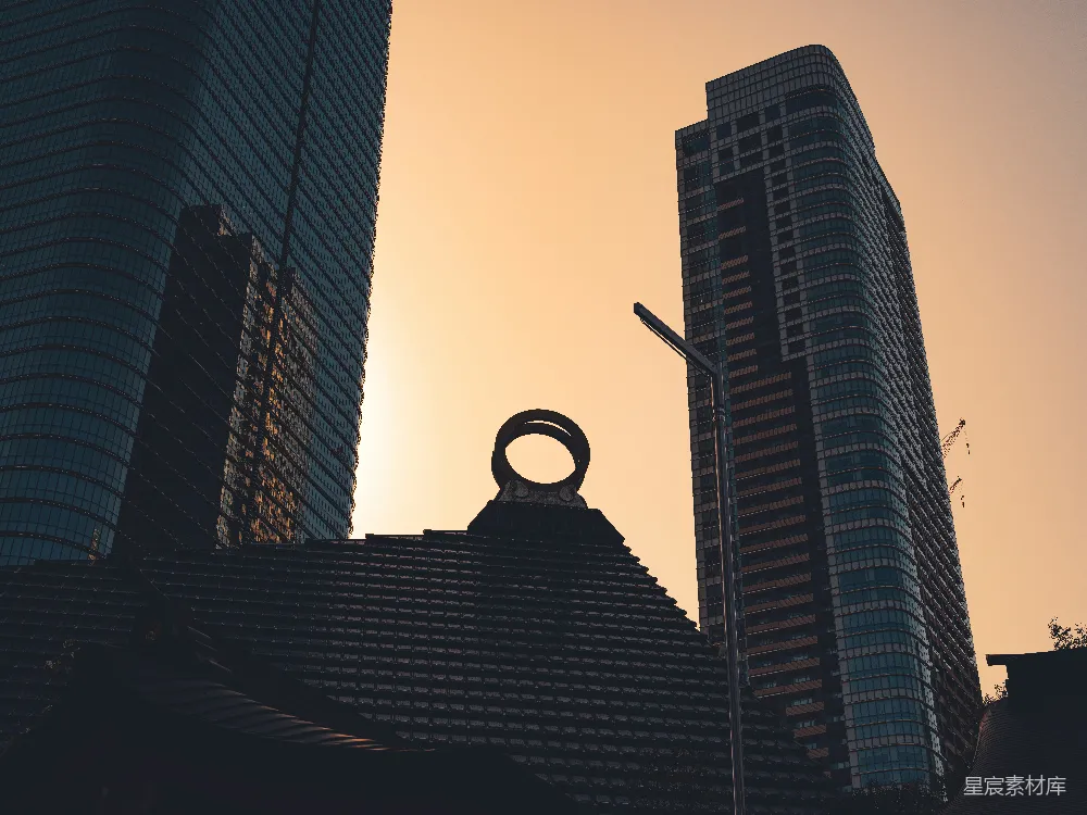 高清摄影 城市 建筑 日落 艺术 对比 城市的剪影：现代与传统交织