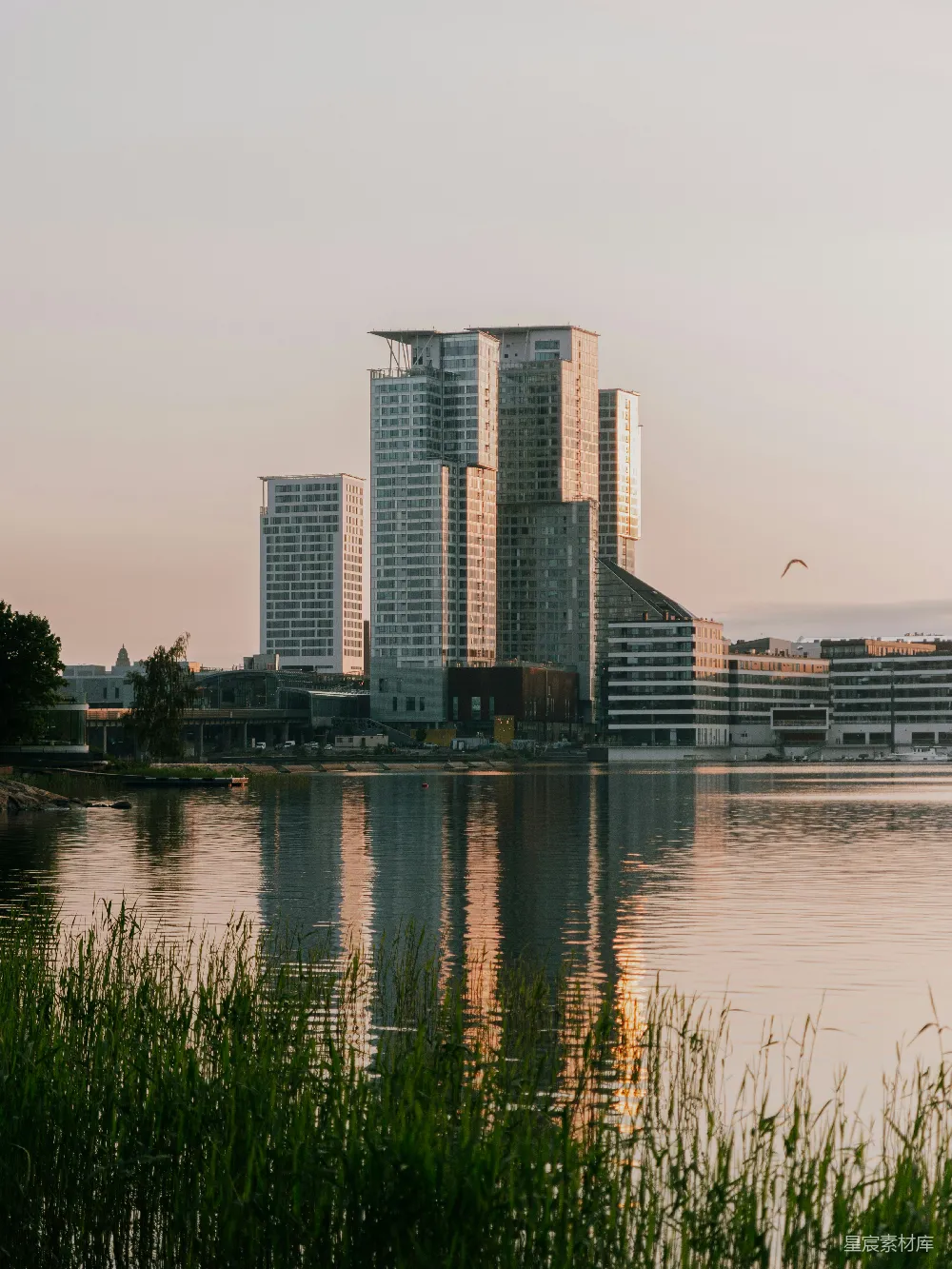 高清摄影 城市风光 晨光倒影 现代建筑 自然与城市 水岸景色 都市晨光与水岸倒影
