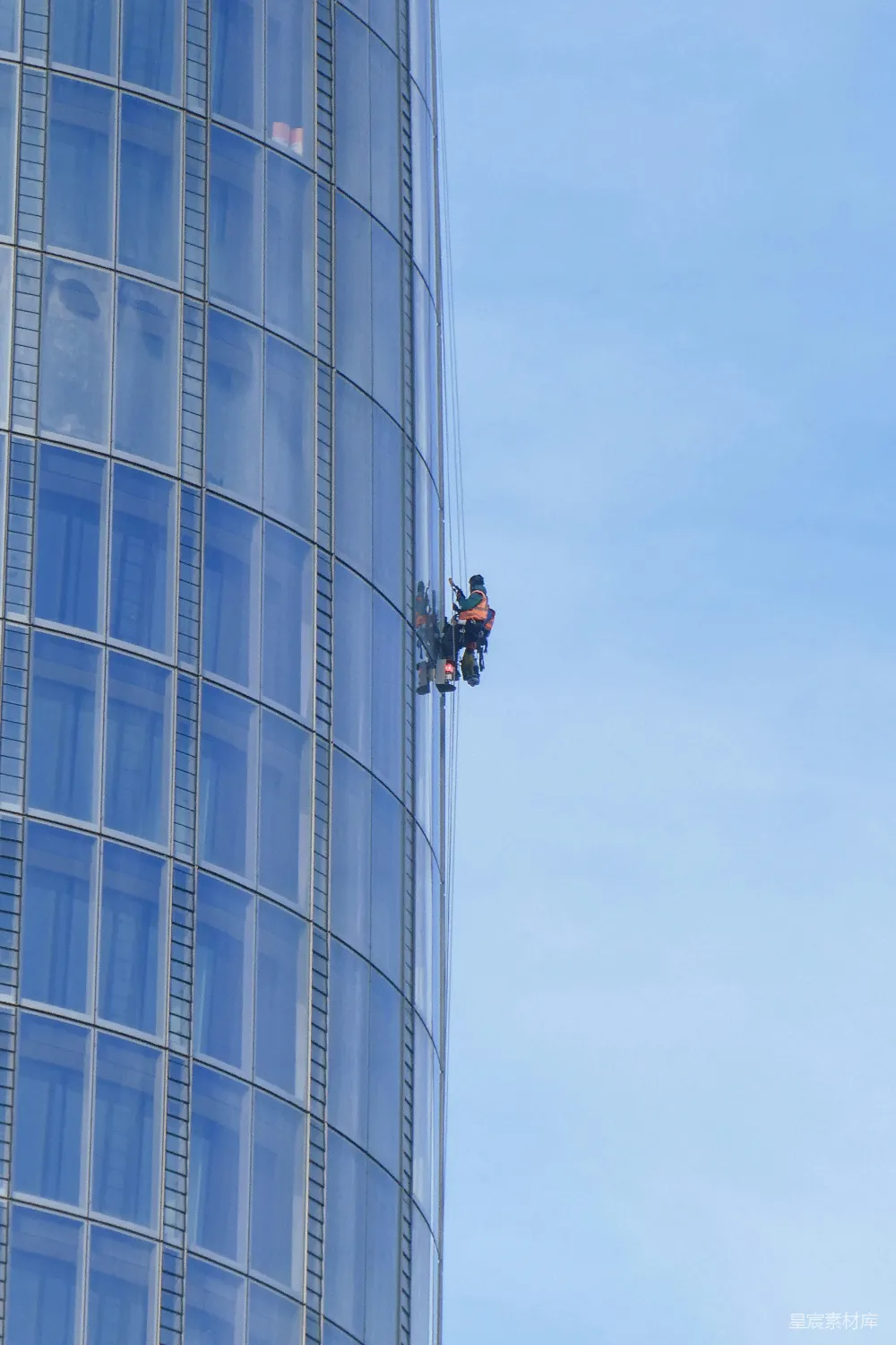 高清摄影 高空作业 清洁 玻璃幕墙 建筑维护 户外工作 高空作业者清洁高楼玻璃
