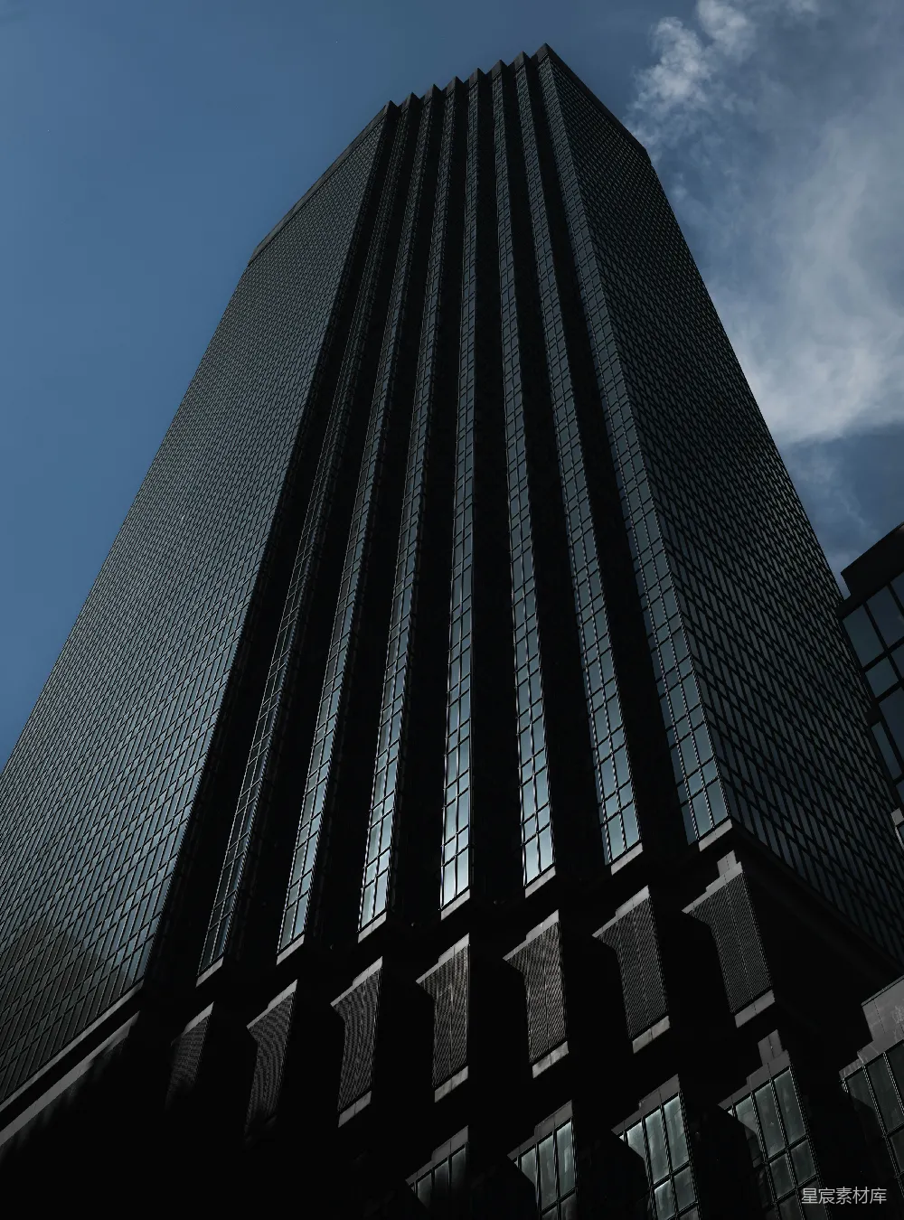 高清摄影 摩天大楼 现代建筑 城市景观 商务中心 建筑美学 摩天大楼的俯瞰视角