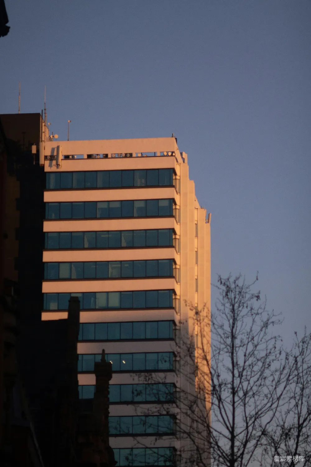 高清摄影 建筑 现代风格 城市景观 夕阳 都市 夕阳下的现代化高楼