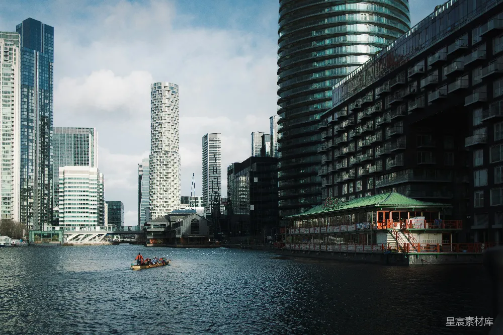 高清摄影 城市 河流 划船 现代建筑 休闲活动 城市河流上的划船活动