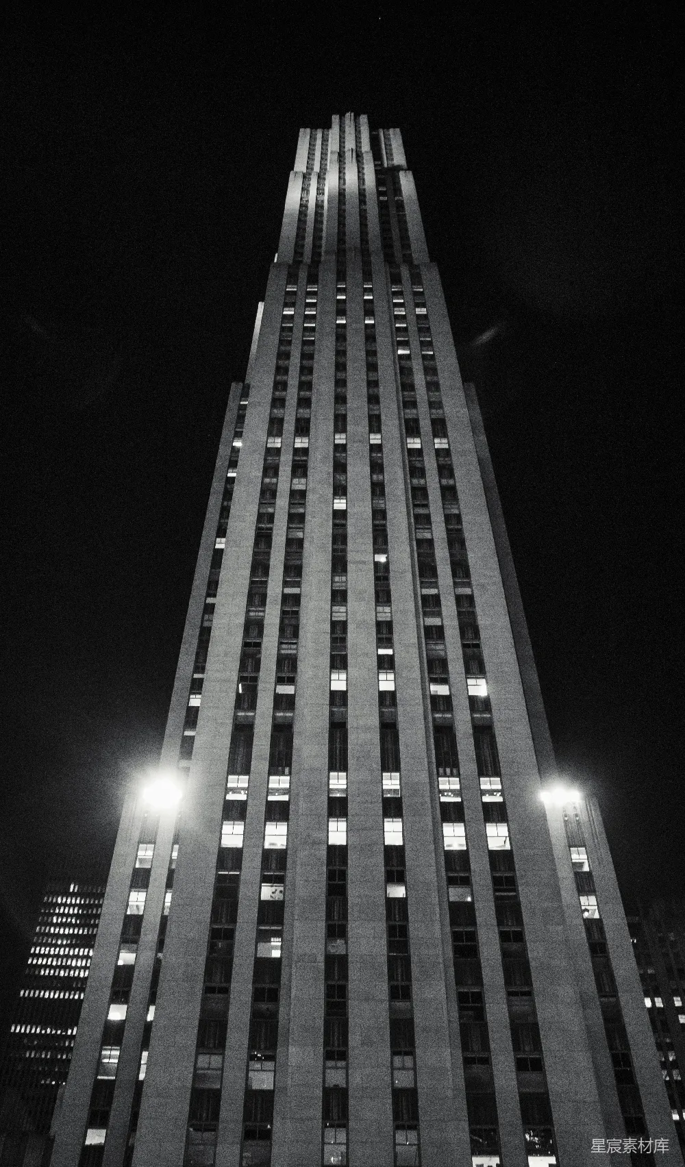 高清摄影 城市 建筑 夜景 黑白 现代 夜幕下的摩天大楼