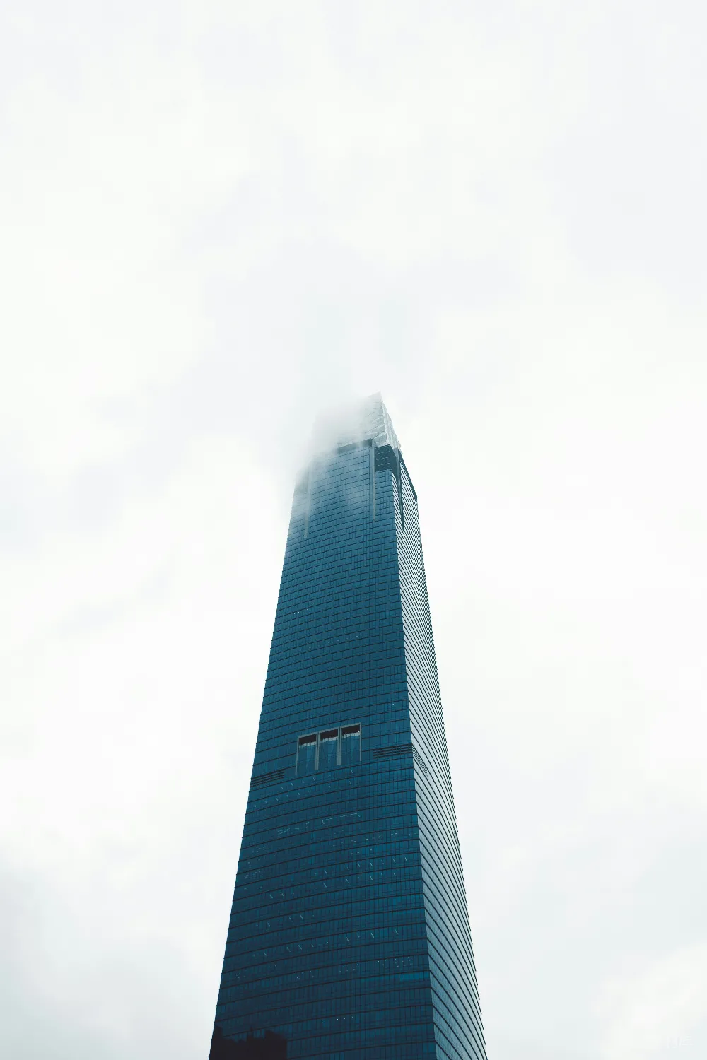 高清摄影 摩天大楼 现代建筑 城市景观 云雾缭绕 高耸入云 云端之上的摩天大楼