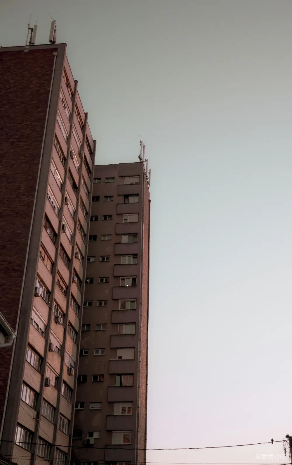 高清摄影 城市 建筑 高楼 天空 现代 城市中的一角：高楼与天空