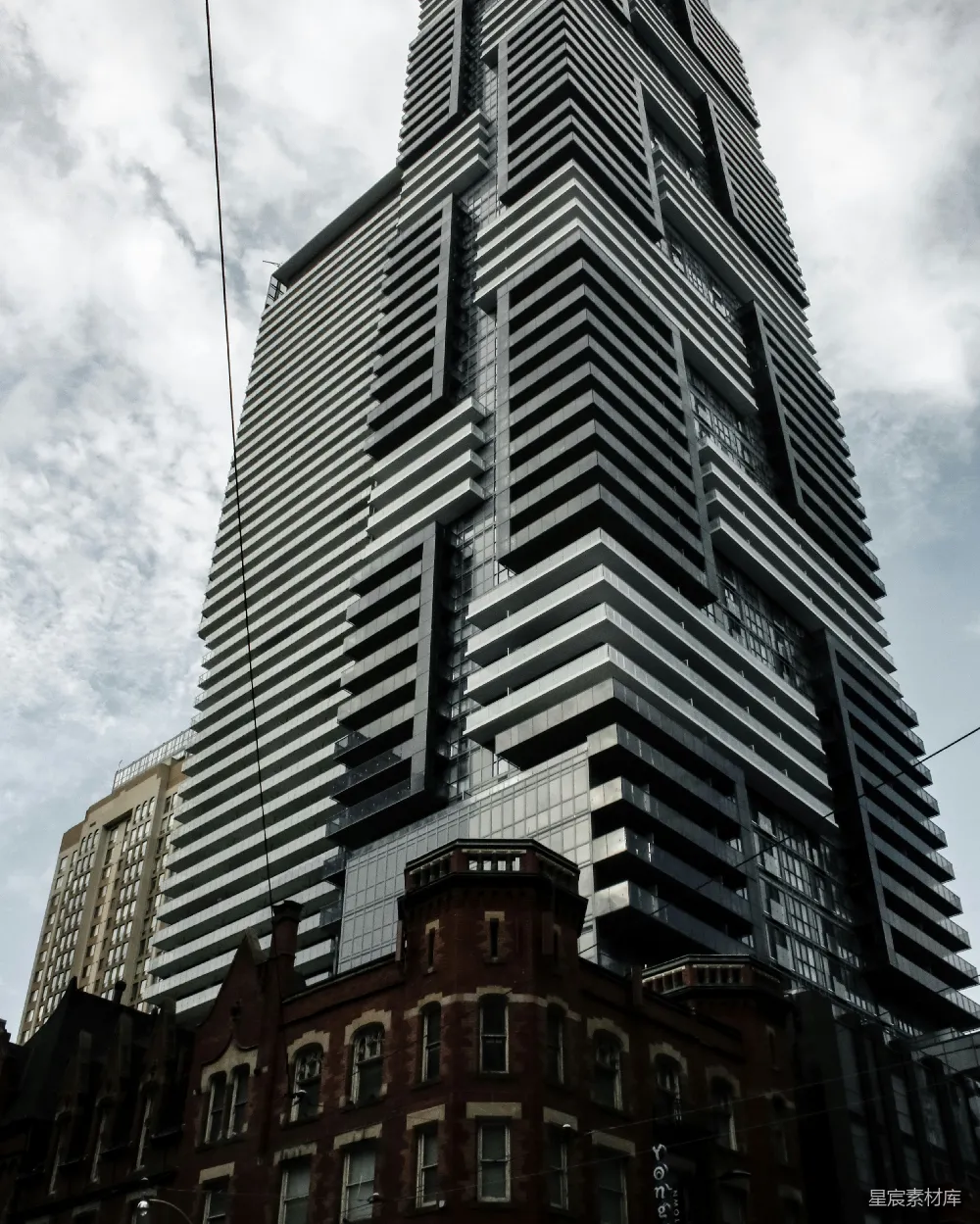高清摄影 现代建筑 古典建筑 城市景观 对比 城市风光 现代与古典的对话：高楼与红砖建筑
