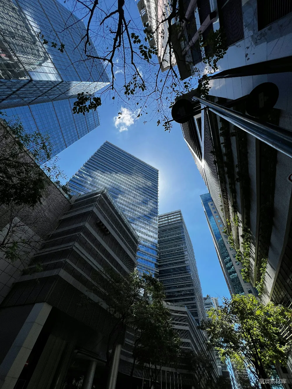 高清摄影 城市建筑 现代风格 都市景观 蓝天白云 高楼大厦 高楼林立下的蓝天
