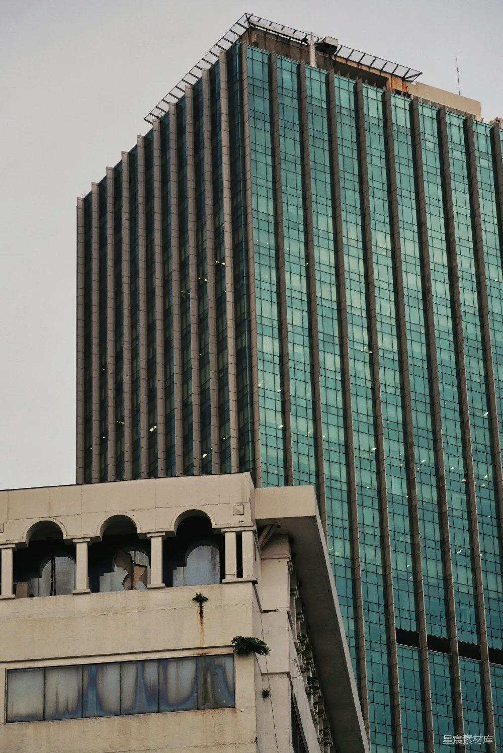 高清摄影 建筑 现代主义 城市景观 对比 都市 现代与古典交织的高楼