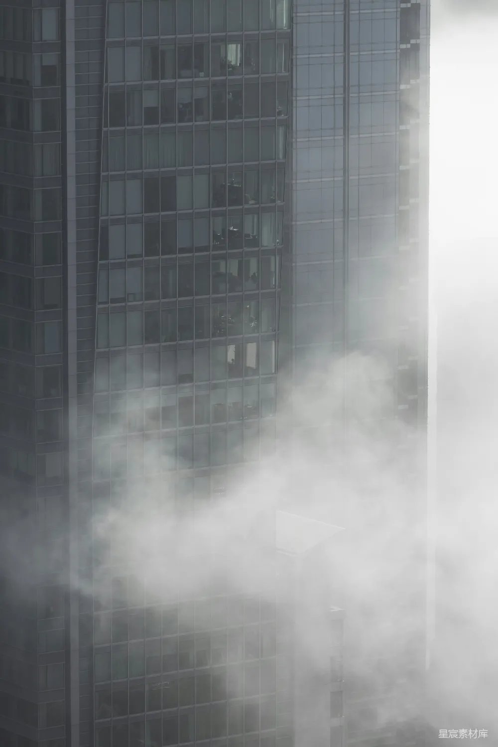 高清摄影 城市 建筑 雾 现代 城市景观 雾中的摩天大楼