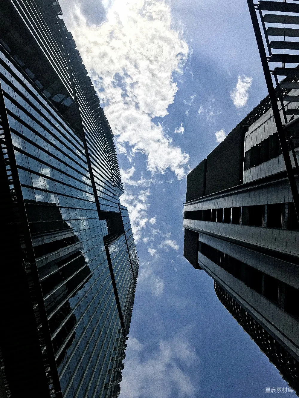 高清摄影 建筑 城市 天空 现代 风景 仰望高楼的蓝天白云