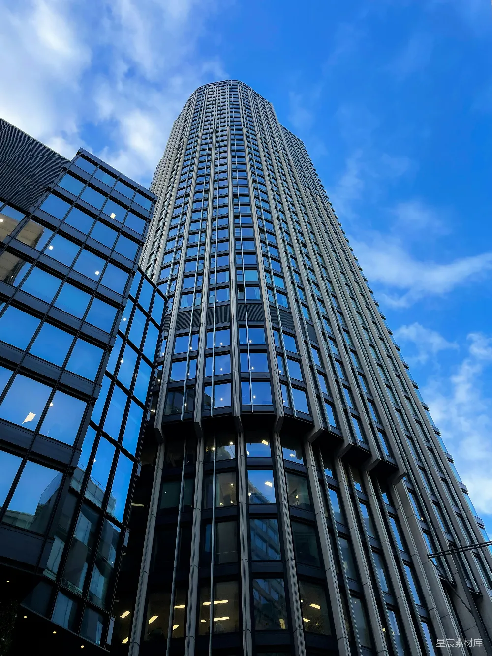 高清摄影 摩天大楼 现代建筑 城市景观 蓝天白云 都市风景 现代摩天大楼与蓝天
