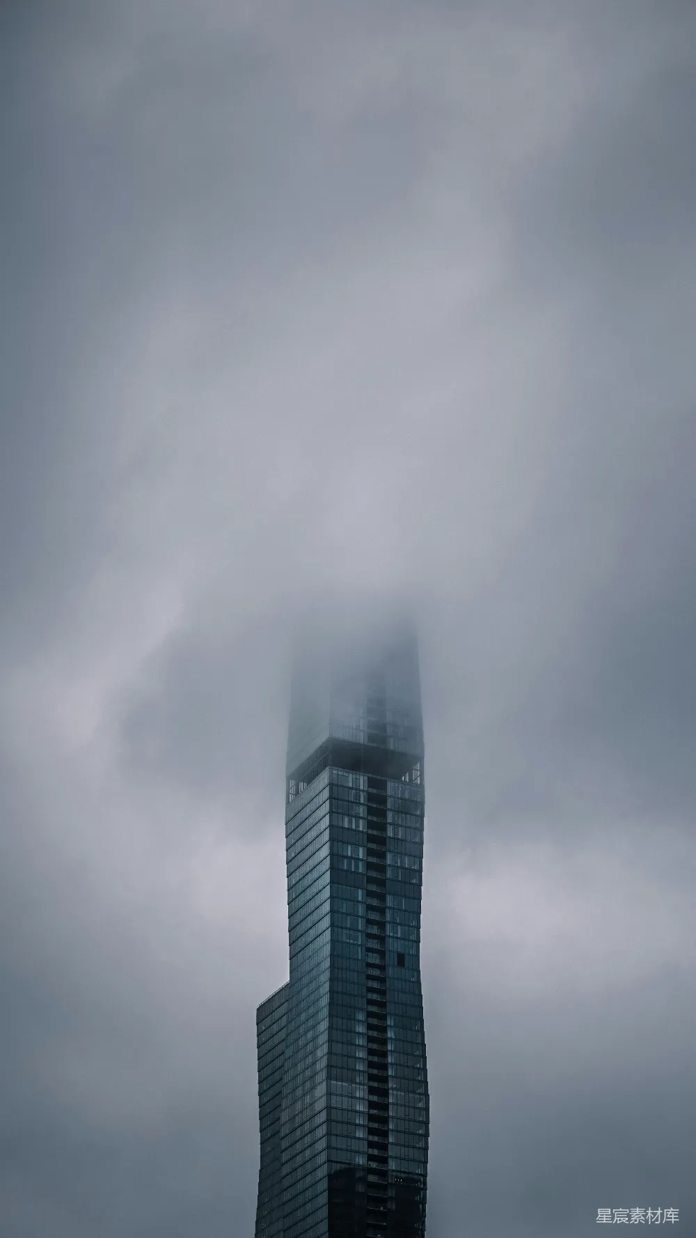 高清摄影 摩天大楼 云雾 现代建筑 城市景观 抽象艺术 云雾中的摩天大楼
