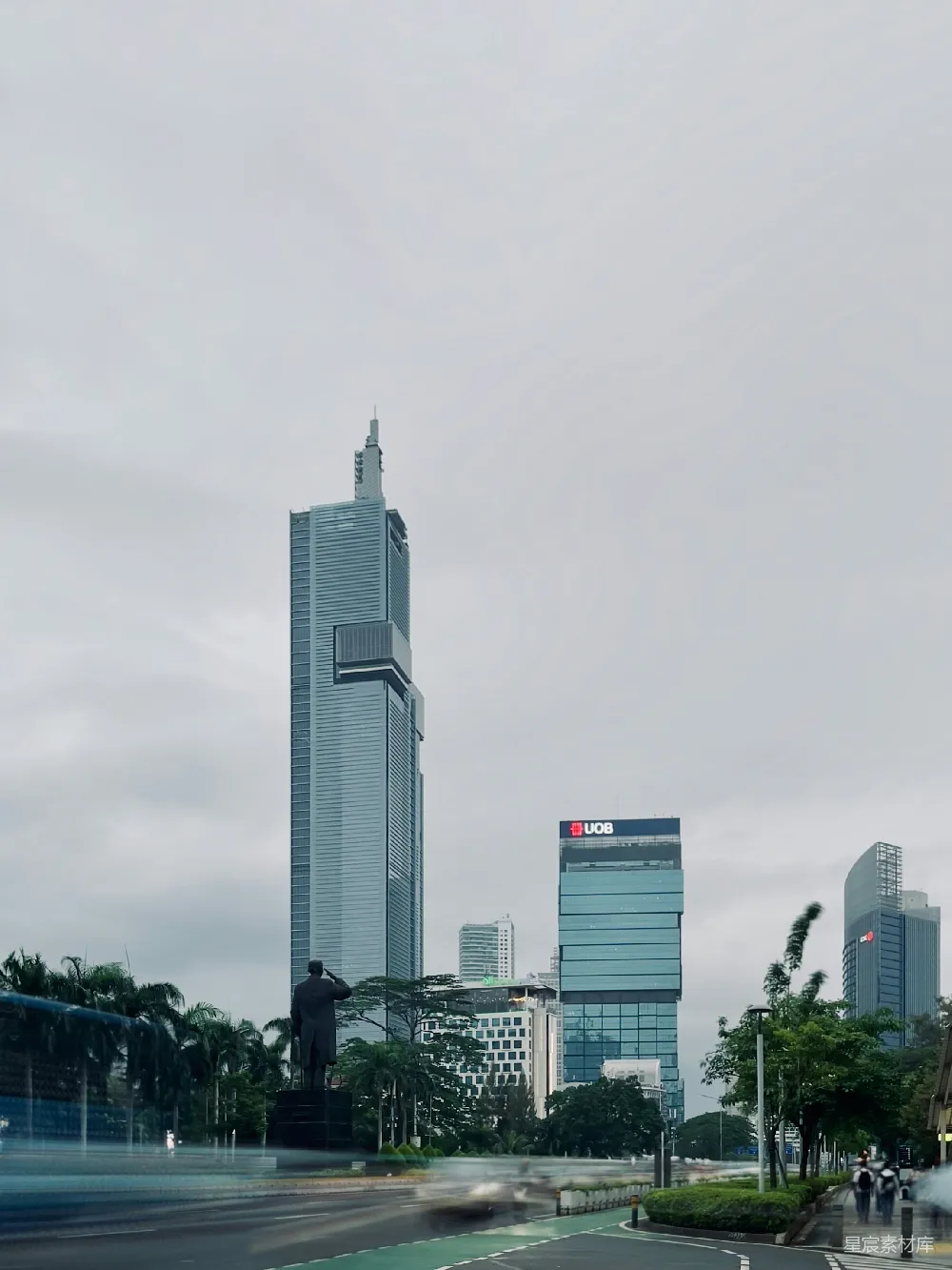 高清摄影 城市景观 摩天大楼 历史雕像 现代建筑 都市风光 城市之光：现代建筑与历史雕像的融合