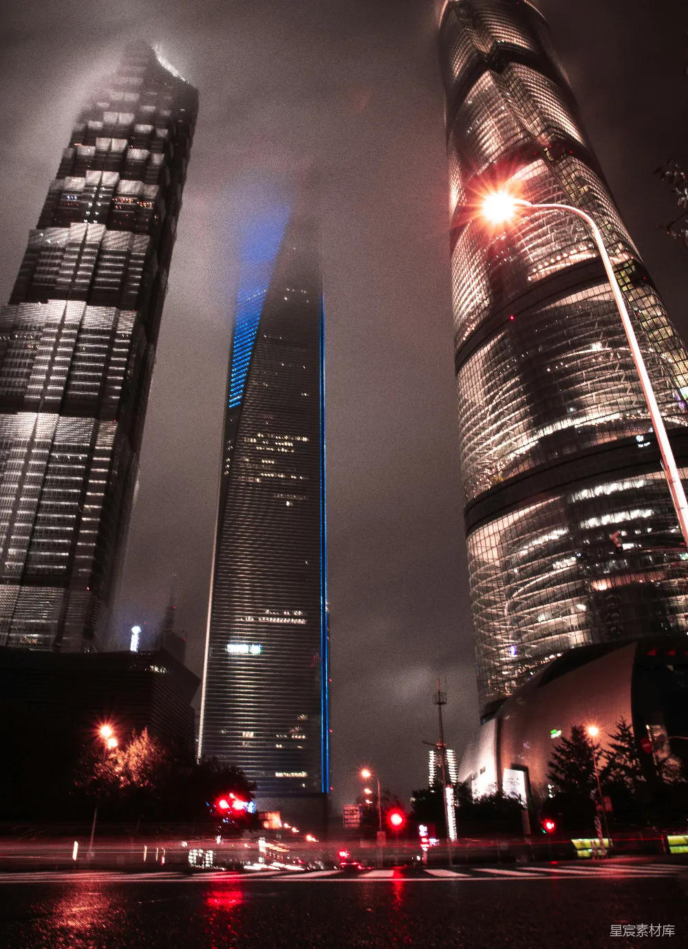 高清摄影 城市夜景 摩天大楼 现代都市 雾中景致 都市风光 雾中璀璨的城市天际线
