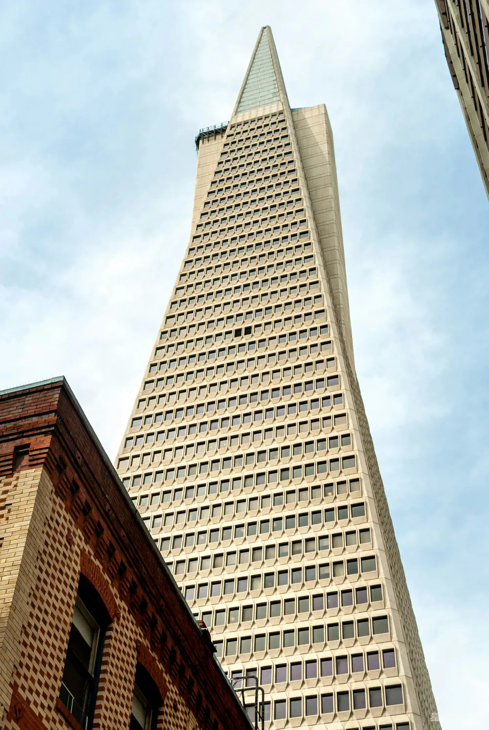 高清摄影 摩天大楼 现代建筑 城市景观 几何图案 天际线 金字塔形摩天大楼