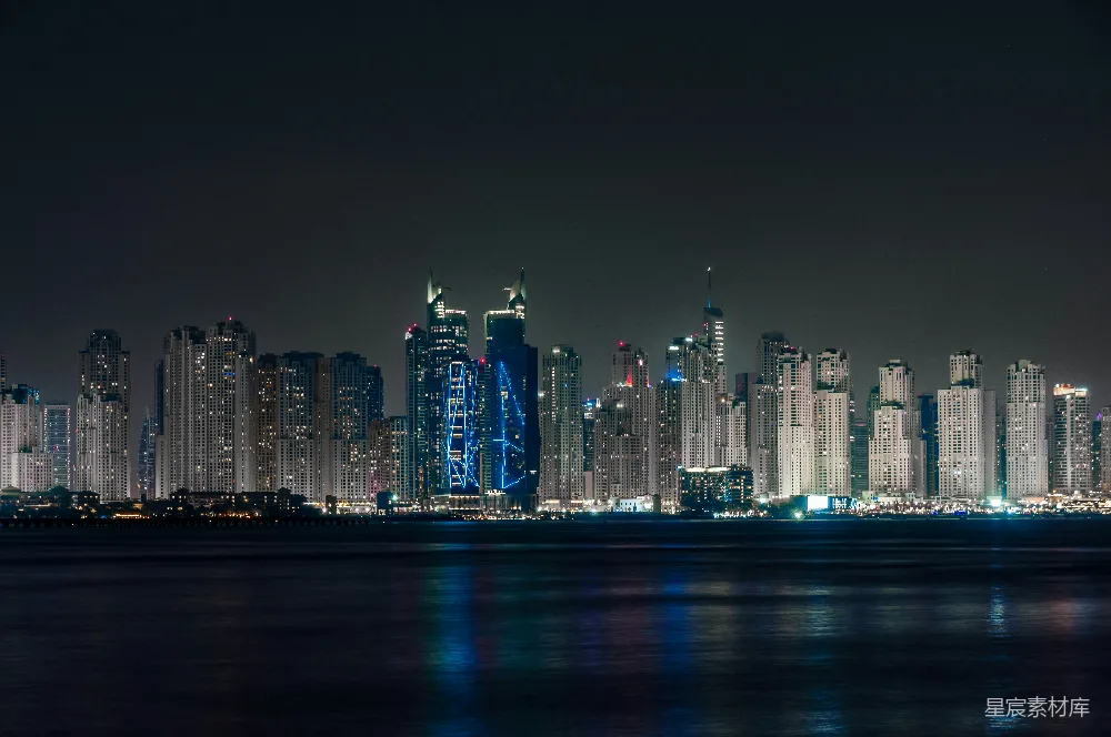 高清摄影 迪拜 夜景 摩天大楼 城市风光 现代都市 迪拜夜景：摩天大楼与海面的交响