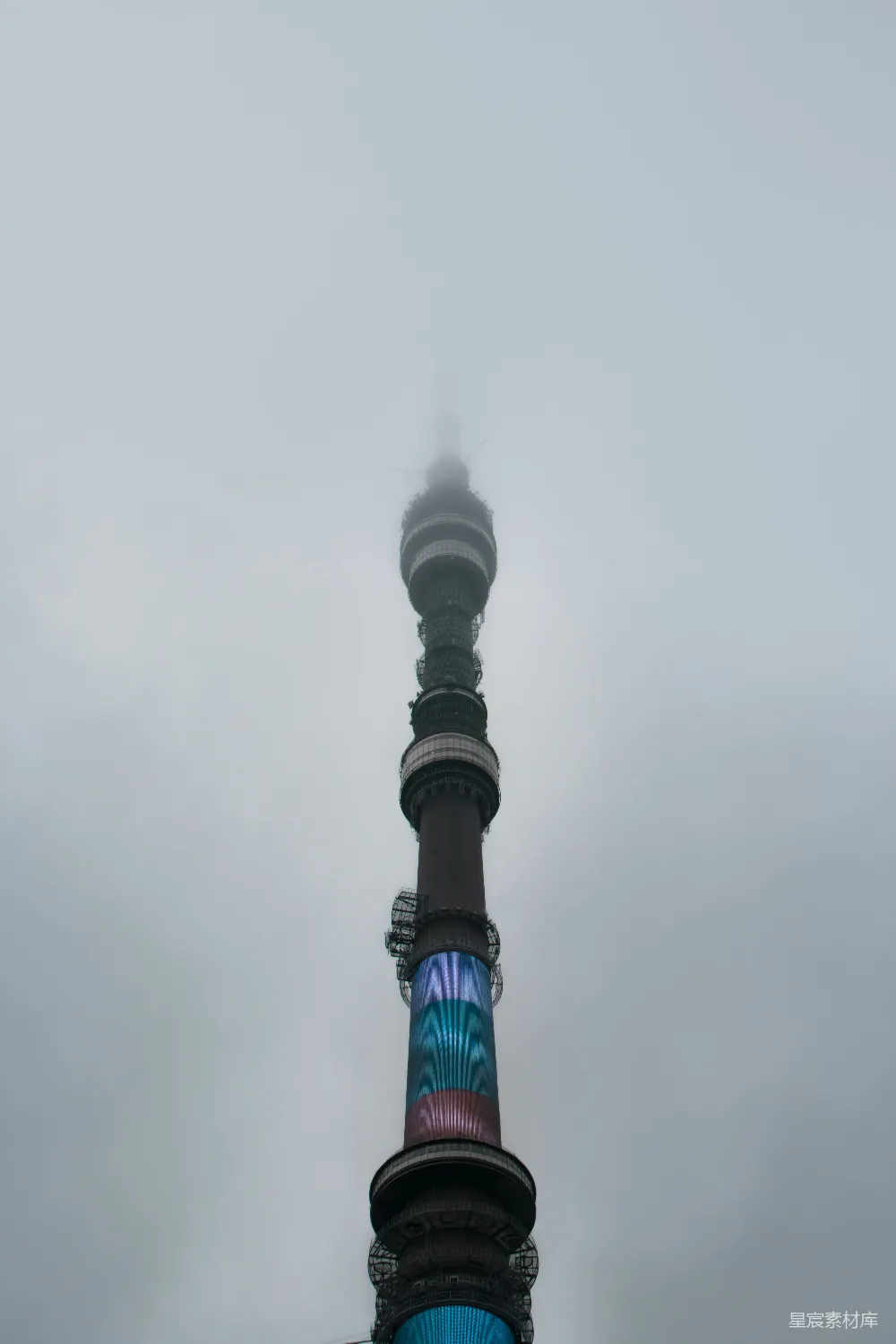 高清摄影 塔楼 城市地标 雾景 高耸 建筑 雾中矗立的电视塔