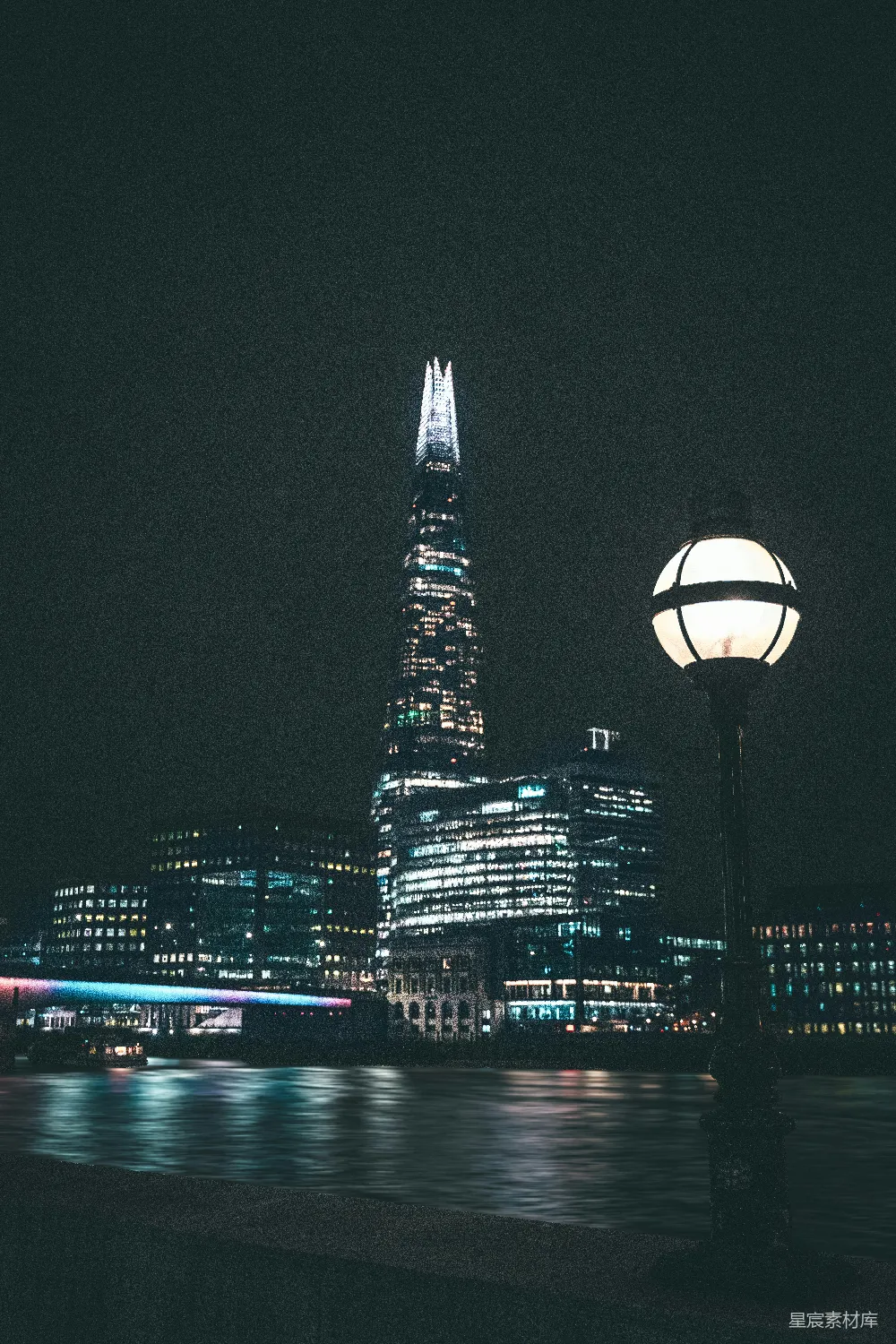 高清摄影 伦敦 夜景 碎片大厦 城市风光 城市夜景 伦敦夜景：碎片大厦与街灯下的河畔