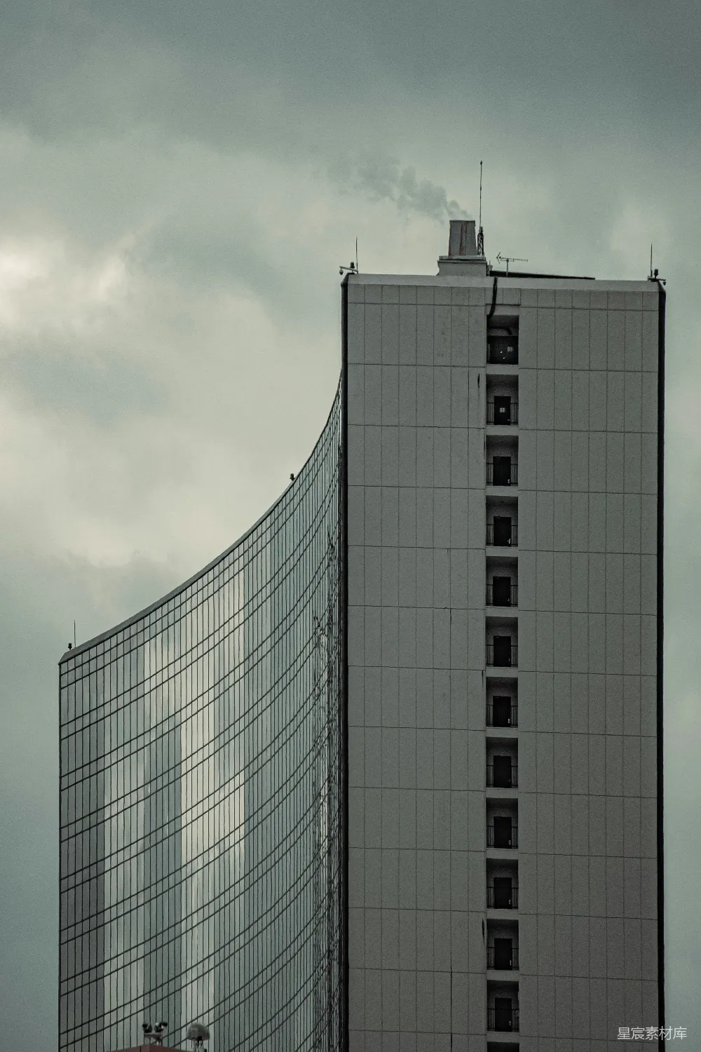 高清摄影 建筑 城市 现代 阴云 高耸 现代建筑在阴云下的轮廓