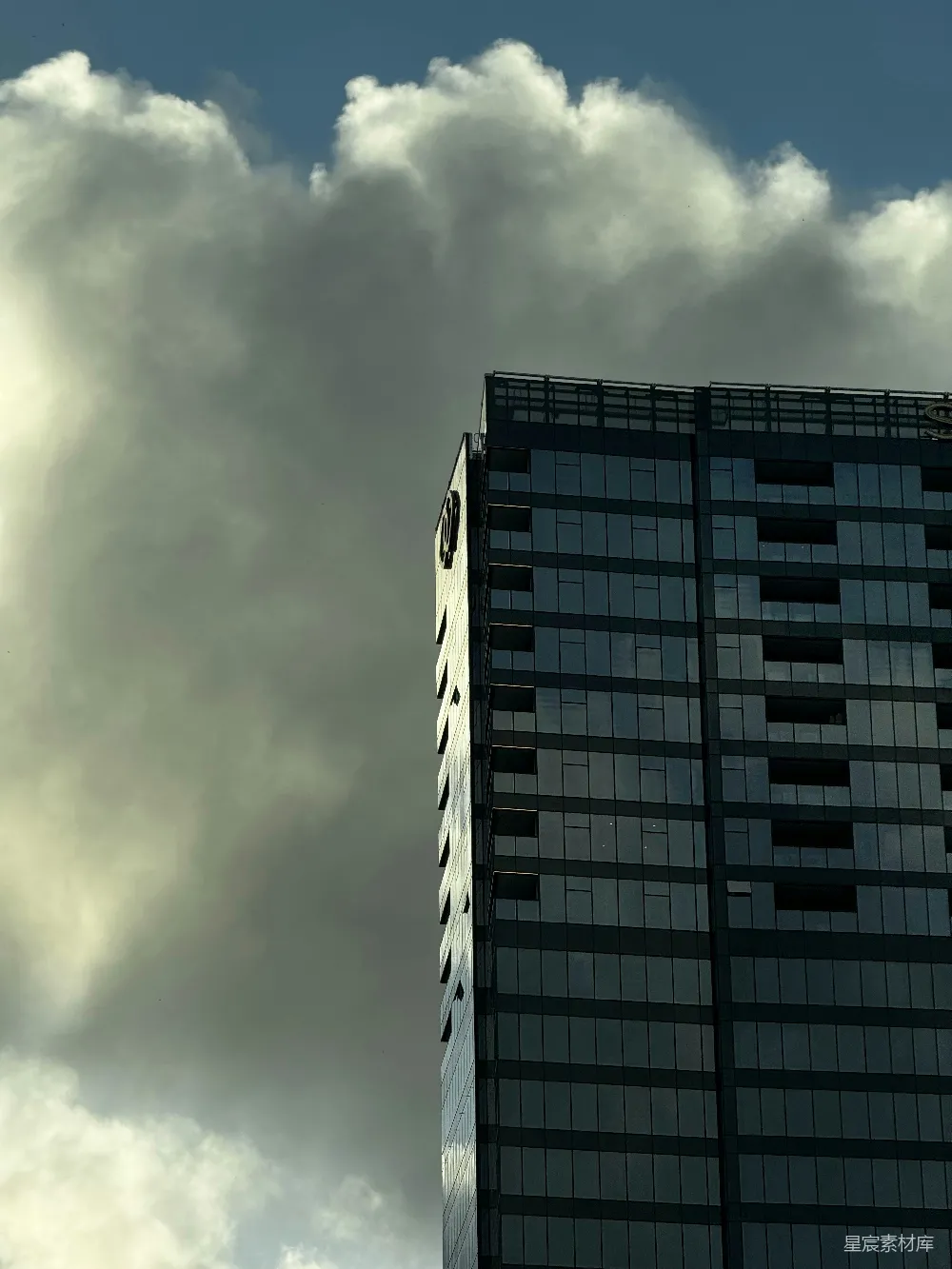 高清摄影 建筑 现代 城市 风景 天际线 云层下的摩天大楼