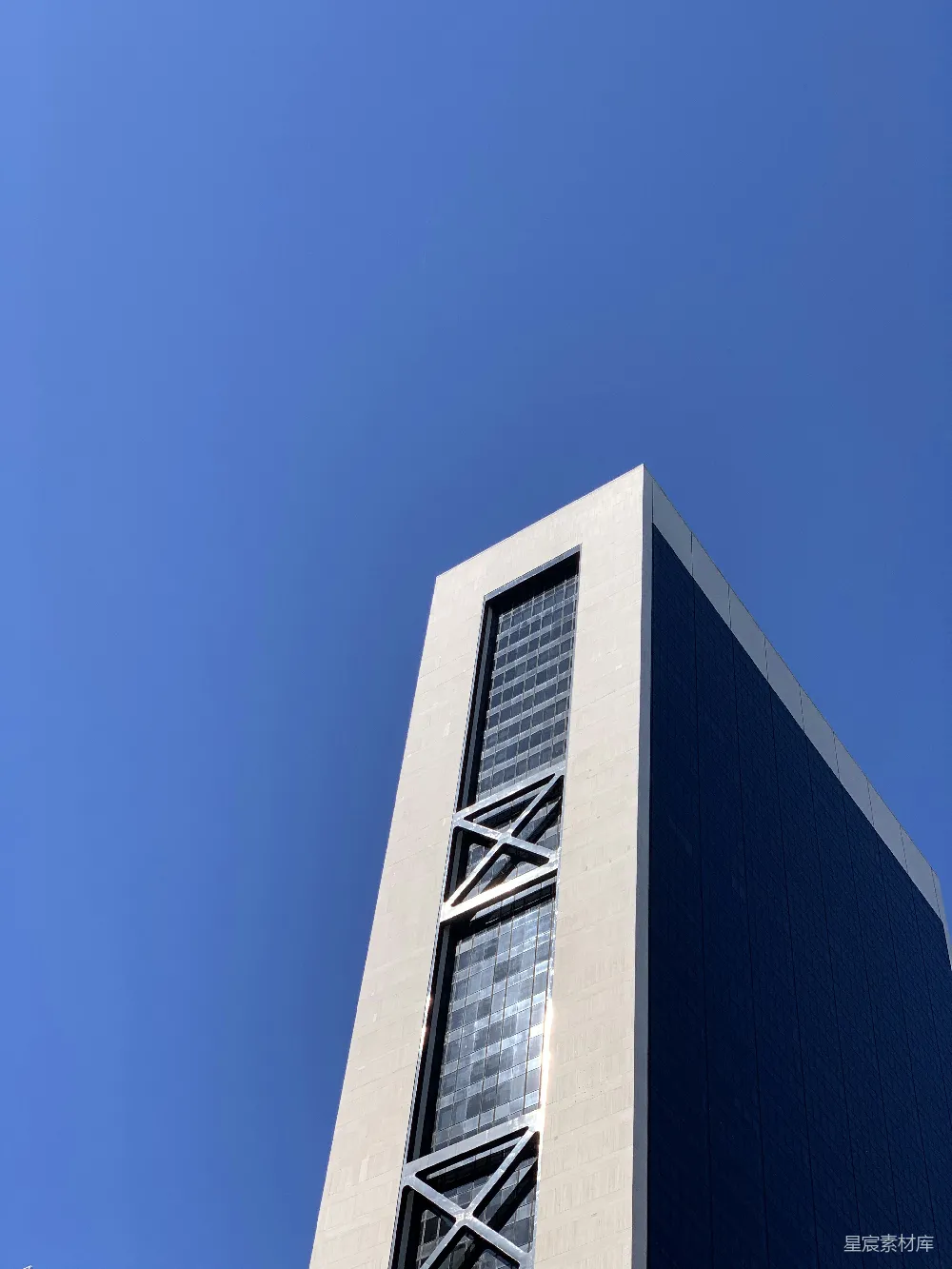 高清摄影 摩天大楼 现代建筑 城市景观 蓝天 高耸 现代摩天大楼与蓝天