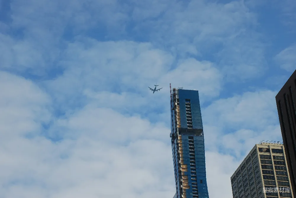 高清摄影 现代城市 天空 建筑 城市景观 飞行 云间高楼与飞机
