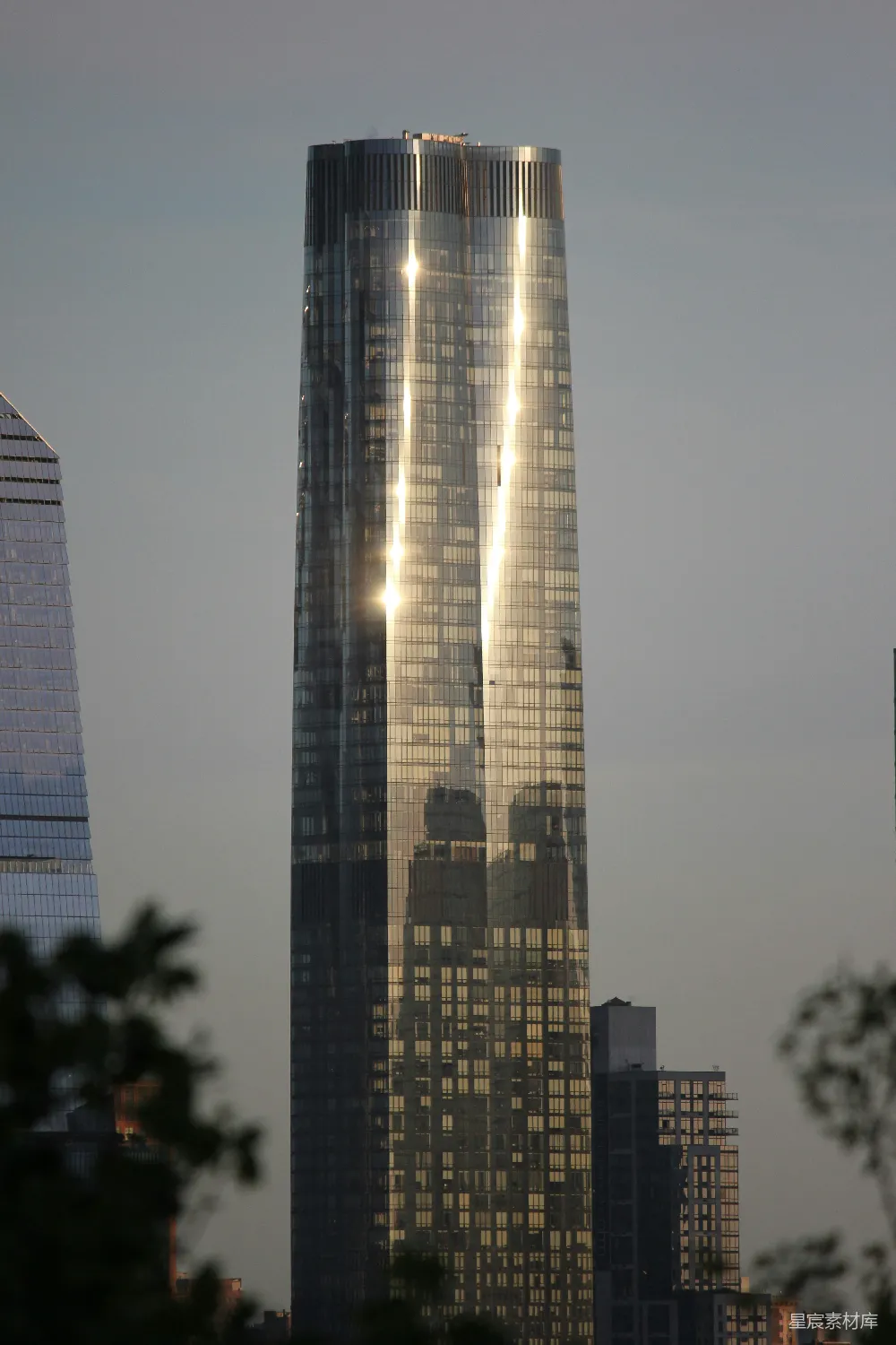 高清摄影 摩天大楼 城市景观 夕阳 现代建筑 倒影 摩天大楼在夕阳下的倒影