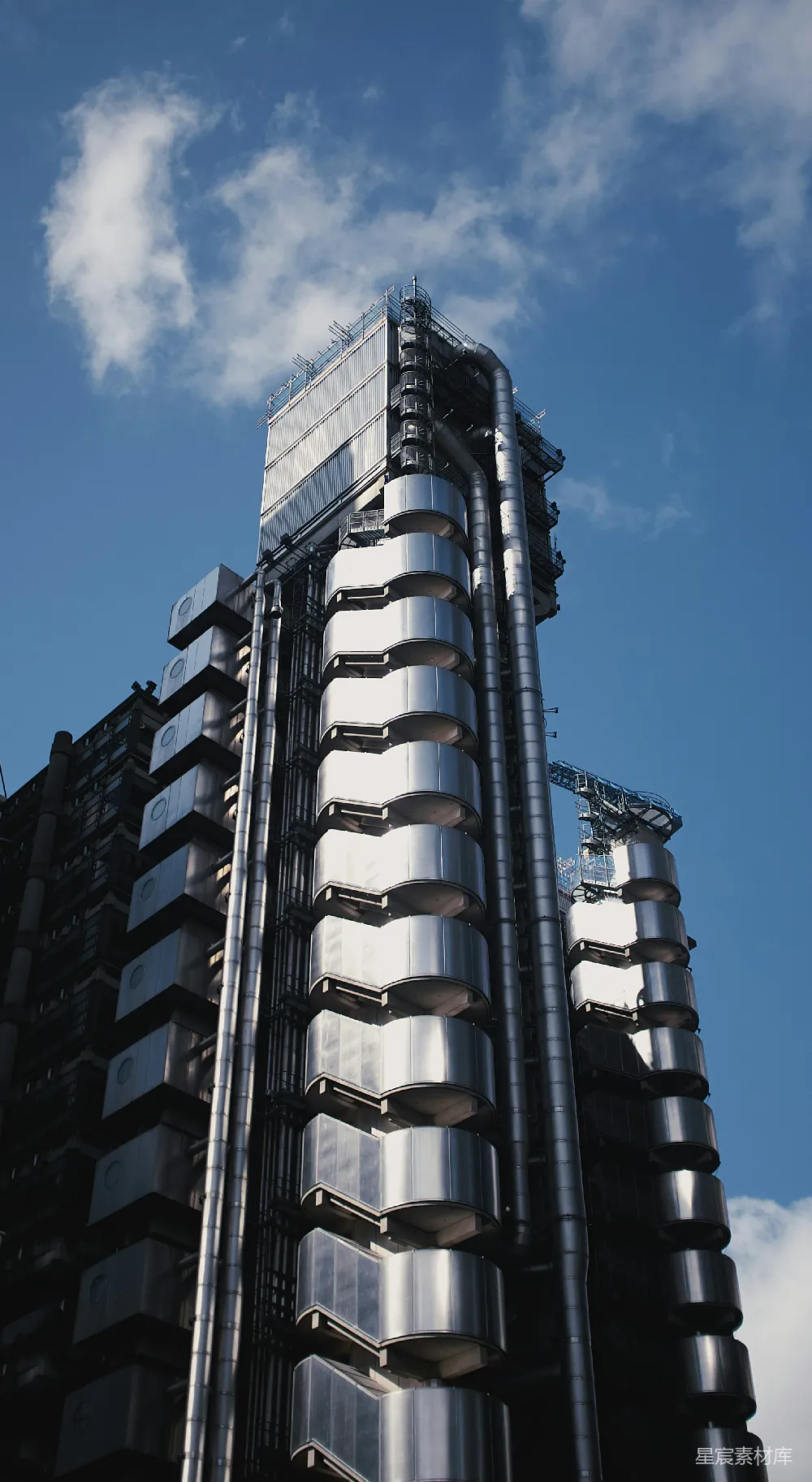 高清摄影 建筑 现代风格 工业设计 城市景观 蓝天白云 现代金属建筑与蓝天