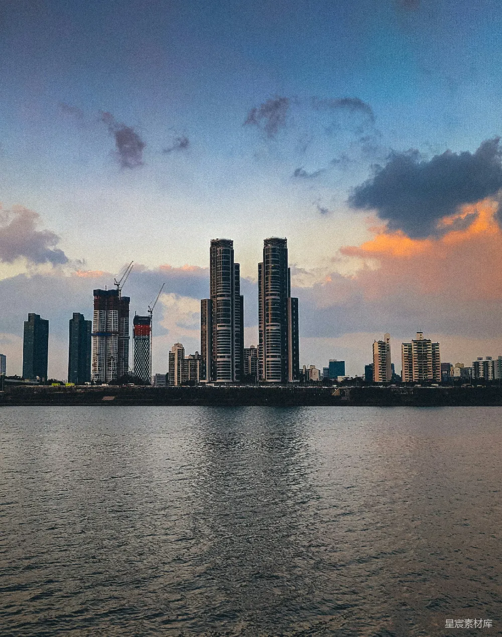 高清摄影 城市景观 现代建筑 宁静水面 城市天际线 建筑群 现代都市天际线与宁静水面