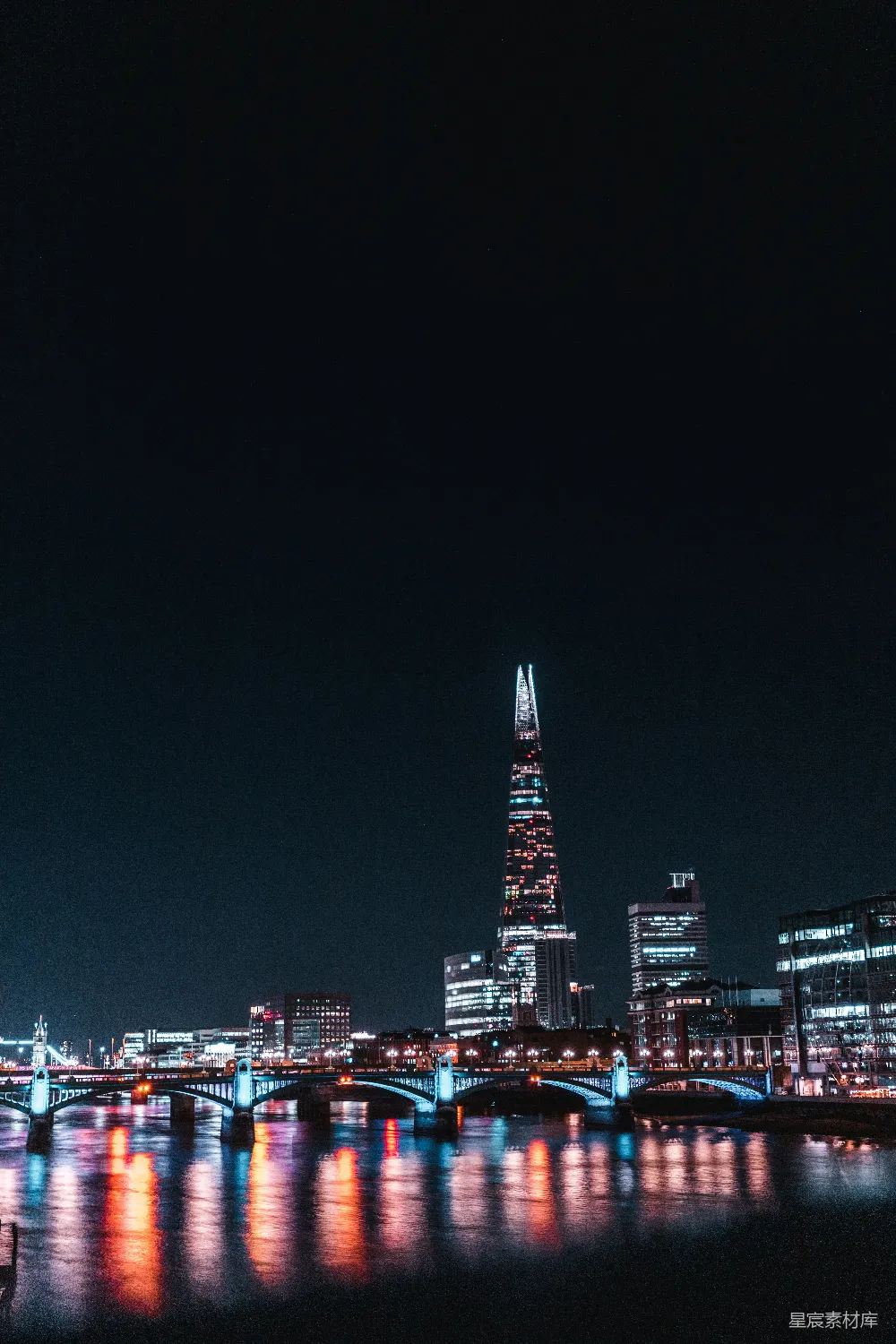 高清摄影 伦敦 夜景 城市天际线 碎片大厦 倒影 伦敦夜景：碎片大厦的倒影