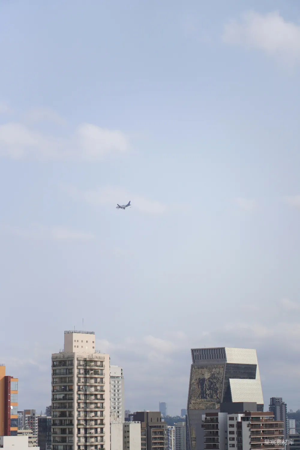 高清摄影 城市 天空 飞机 现代建筑 都市 城市上空的飞机