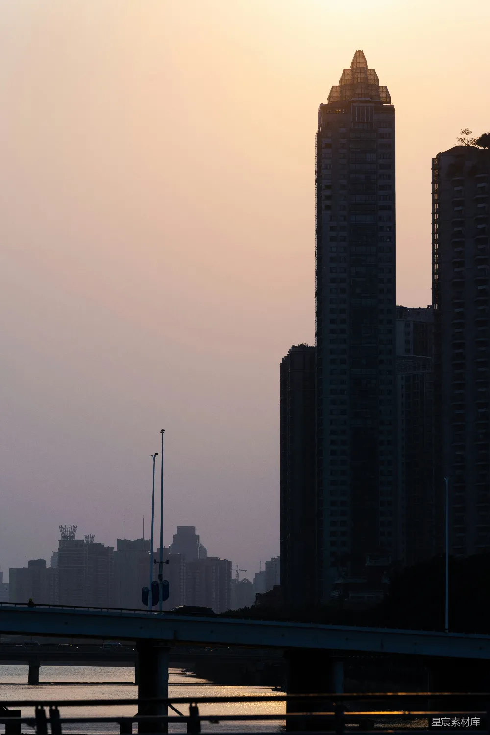 高清摄影 城市 建筑 夕阳 桥梁 都市 夕阳下的城市剪影