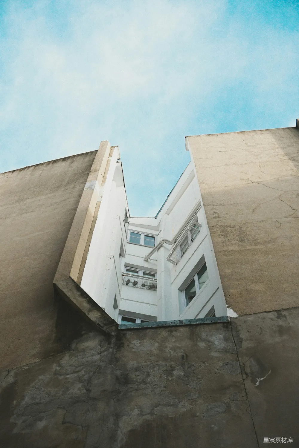 高清摄影 建筑 错位 现实与幻觉 城市景观 艺术 错位的建筑：现实与幻觉的交织
