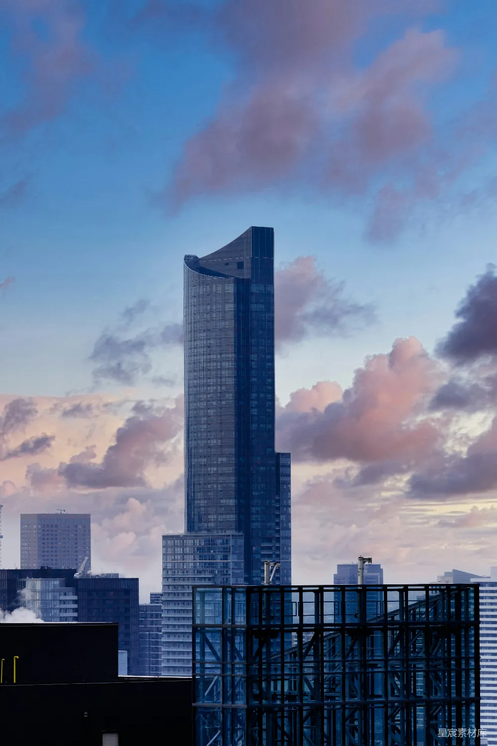 高清摄影 城市景观 高楼大厦 现代建筑 都市风光 云层 现代城市天际线