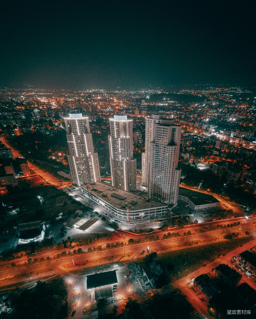 高清摄影 城市夜景 高楼大厦 航拍视角 现代都市 夜间照明 夜幕下的城市天际线