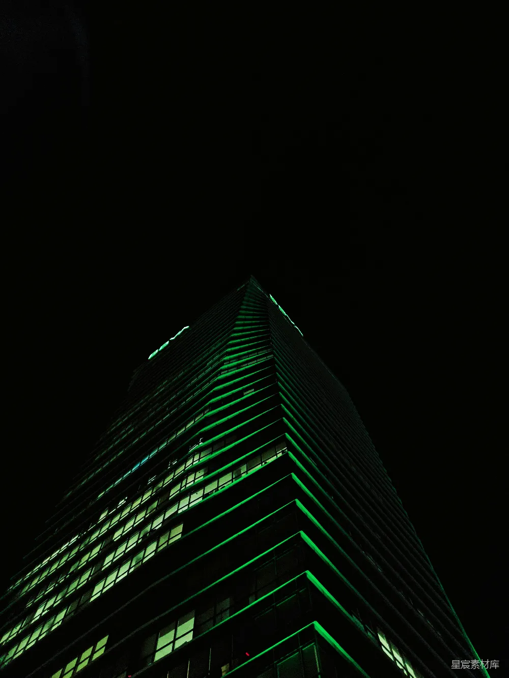 高清摄影 夜景 建筑 现代 城市 灯光 绿光下的摩天大楼