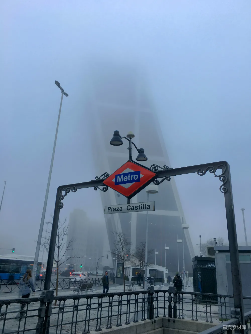 高清摄影 城市 雾天 地铁站 现代建筑 户外场景 雾中地铁站