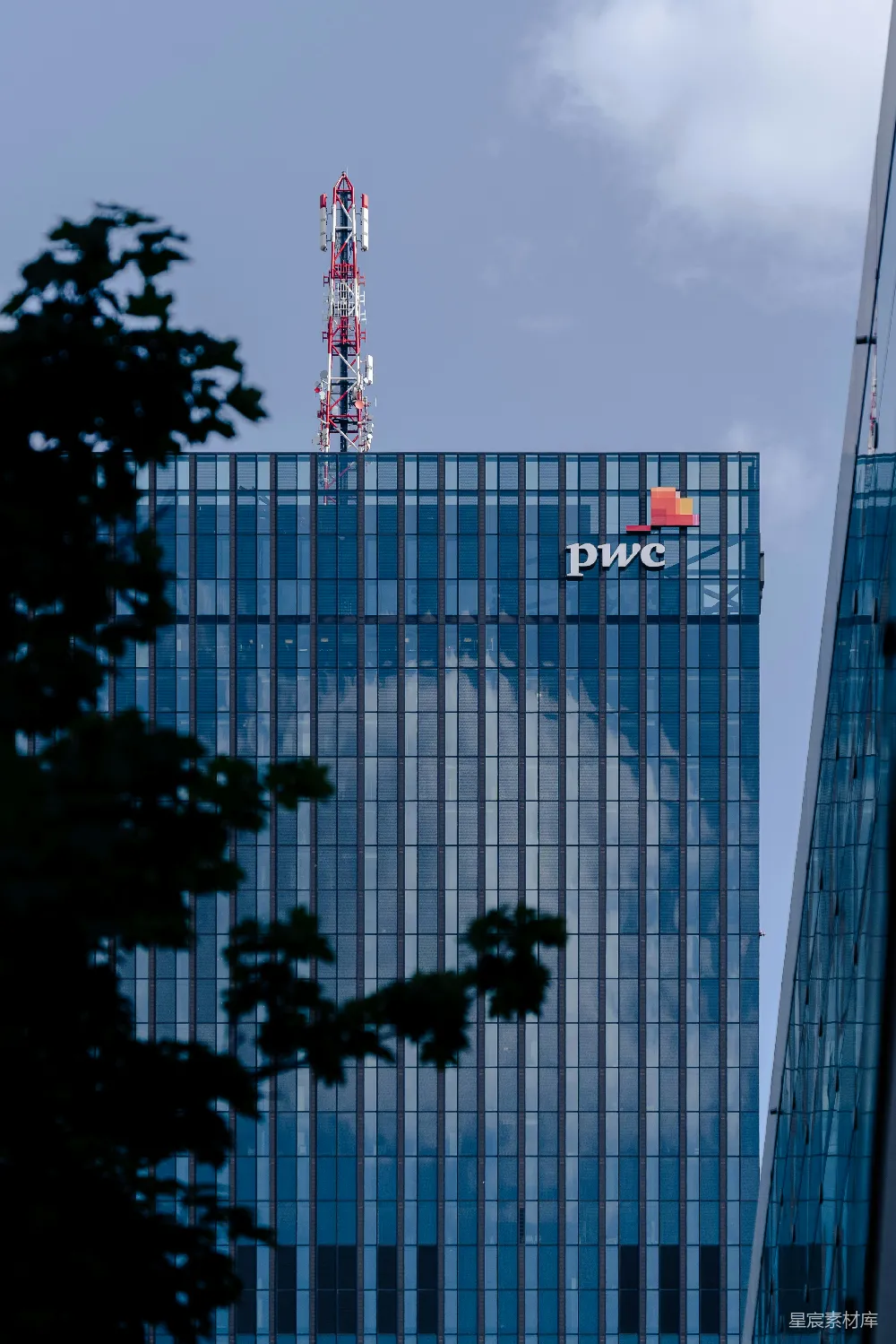 高清摄影 建筑 现代风格 商务 企业标志 城市景观 PwC办公楼远景