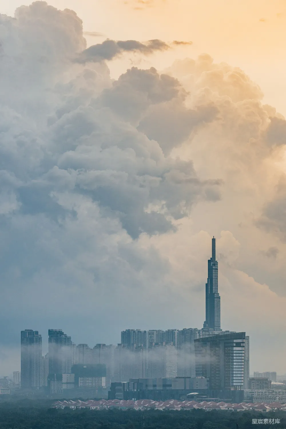 高清摄影 城市 云层 摩天大楼 黄昏 都市风光 云层中的现代城市剪影